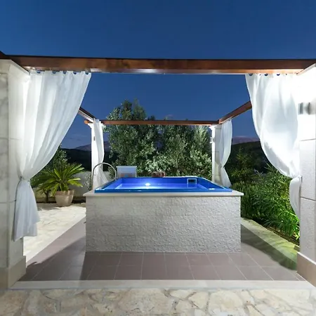 Villa Selca Sleeps 14 With Pool Air Con And Wifi